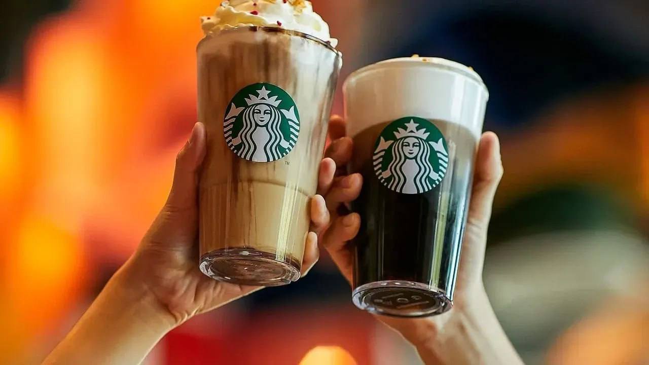 Starbucks в Турции подорожал новые цены в 2026 году Новый год начался с очередной волны подорожаний на этот раз цены повысил Starbucks в Турции Среднее увеличение стоимости напитков составило около 30 Что подорожало После обновления ценников стоимость популярных напитков выглядит так Фильтр кофе малый с 110 TL 145 TL Americano средний с 120 TL 150 TL Cappuccino 175 TL Cortado 180 TL Горячий шоколад 210 TL White Chocolate Mocha 220 TL Турецкий чай 75 TL Что это значит Starbucks оказался в числе сетей которые начали 2026 год с пересмотра цен Для многих чашка кофе теперь стоит почти как полноценный обед и это особенно заметно на фоне общего роста расходов