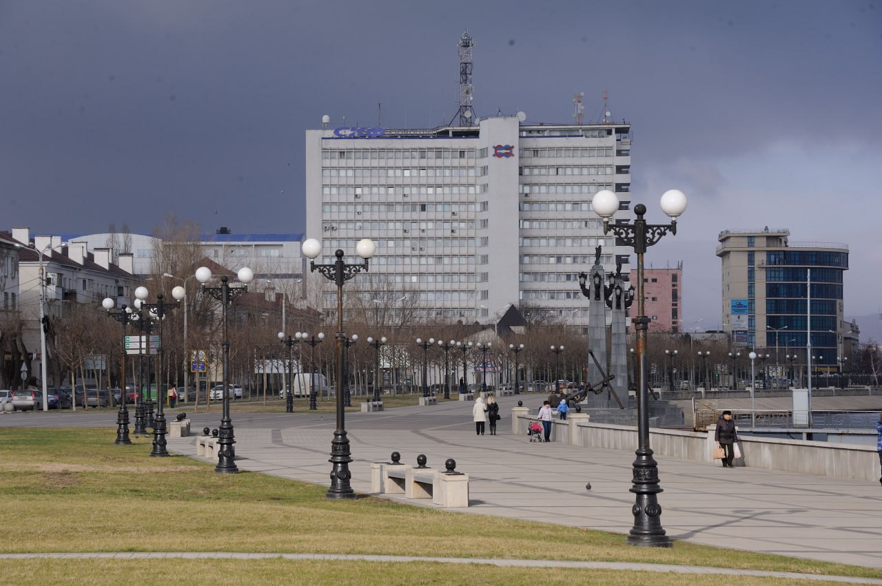 сводка происшествий НР Что произошло в Новороссийске за минувшие сутки 15 ДТП без погибших и пострадавших 2 вызова спасателей при помощи мотопомпы произвели откачку воды из подвального помещения при помощи слесарного инструмента деблокировали входную дверь квартиры в которой находился ребенок 2023 г р зафиксировано 14 фактов нарушения правил парковки остановочный комплекс Смена Информация передана в ДЧ ДПС по линии МВД зарегистрировано 243 обращений в дежурную часть из них 2 по серьезным правонарушениям novorab official Мы в МАХ