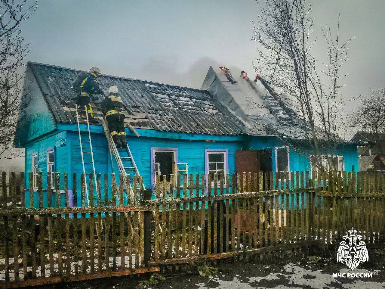 Правильные действия подростка спасли жизни домочадцев  В смоленском городе Ярцево загорелся частный жилой дом: на веранде полыхала стена возле распределительной электрокоробки. Первым пожар обнаружил 15-летний парень. Подросток все сделал правильно:   сразу позвонил в пожарную охрану;  разбудил отца, и вместе они выбежали на улицу.   11 огнеборцев на 3 автоцистернах МЧС России потушили пламя на 60 квадратах. Никто не пострадал. Причиной стало короткое замыкание электропроводки.