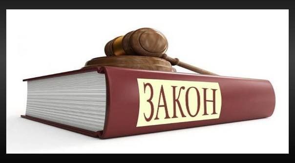 Дальневосточная транспортная прокуратура направила в суд уголовные дела в отношении сотрудников полиции за превышение должностных полномочий с применением насилия и специальных средств Первым заместителем Дальневосточного транспортного прокурора утверждены обвинительные заключения по уголовным делам в отношении двух сотрудников полиции. В зависимости от роли в совершении преступления они обвиняются по пп. «а», «б» ч. 3 ст. 286 УК РФ превышение должностных полномочий с применением насилия и специальных средств . По версии следствия, в феврале текущего года инспекторы специализированного отделения по обеспечению общественного порядка линейного отдела полиции в аэропорту города Хабаровска находились при исполнении служебных обязанностей и осуществляли доставку из самолета в дежурную часть 40-летнего пассажира, планирующего вылет рейсом Хабаровск-Екатеринбург-Санкт-Петербург, за нарушение общественного порядка на борту воздушного судна. Правонарушитель находился в наручниках и не оказывал сопротивления. Вместе с тем сотрудники полиции превысили должностные полномочия и применили в отношении него насильственные действия. Один из них несколько раз ударил его по голове и нанес 6 разрядов электрического тока электрошоковым устройством, другой – нанес удар в область грудной клетки. Уголовные дела направлены в Железнодорожный районный суд города Хабаровска Хабаровского края. Подписаться Прислать Новость