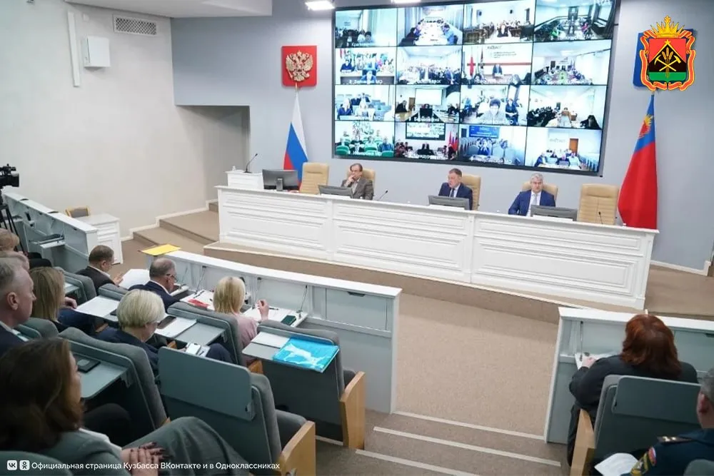 Илья Середюк обозначил основные задачи на ближайшую неделю На аппаратном совещании губернатор обозначил приоритетные задачи для правительства региона и глав муниципалитетов В их числе безопасное прохождение паводка подготовка к посевной и празднованию Дня Победы Завтра в Гурьевском округе пройдет агроконференция посвященная весенним полевым работам Помимо подготовки к посевной кампании эксперты обсудят развитие глубокой переработки производство продукции с высокой добавленной стоимостью и экспортный потенциал сельхозпредприятий В преддверии Дня Победы губернатор поручил особое внимание уделить состоянию памятных мест привести их в порядок после схода снега   Также обсудили прохождение паводка Глава региона отметил что ни на одной реке Кузбасса уровень воды не достиг опасного уровня Подробнее на ako ru
