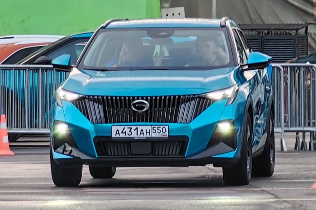 Сборку моделей GAC запустят на бывшем заводе Hyundai в Санкт-Петербурге На предприятии планируется выпускать три модели GAC: кроссоверы GS3 и GS8 и минивэн M8. Точные сроки запуска производства и старта продаж, а также цены на автомобили российской сборки пока не объявлены. GAC GS3 - самая доступная модель в российской линейке бренда, цены на кроссовер стартуют от 2,45 млн рублей. GS8 - флагманский SUV стоит от 4,1 млн рублей. Минивэн GAC M8 можно купить минимум за 5,5 млн рублей. Китайский автобренд GAC Motor официально представлен на российском рынке с конца 2019 года. С момента своего основания в 1997 году GAC находится в государственной собственности. На заводе "АГР Холдинг" в Санкт-Петербурге сейчас выпускают модели под брендом Solaris. На предприятии также могут выпускаться кроссоверы Chery. Подробности - в материале "Российской газеты":
