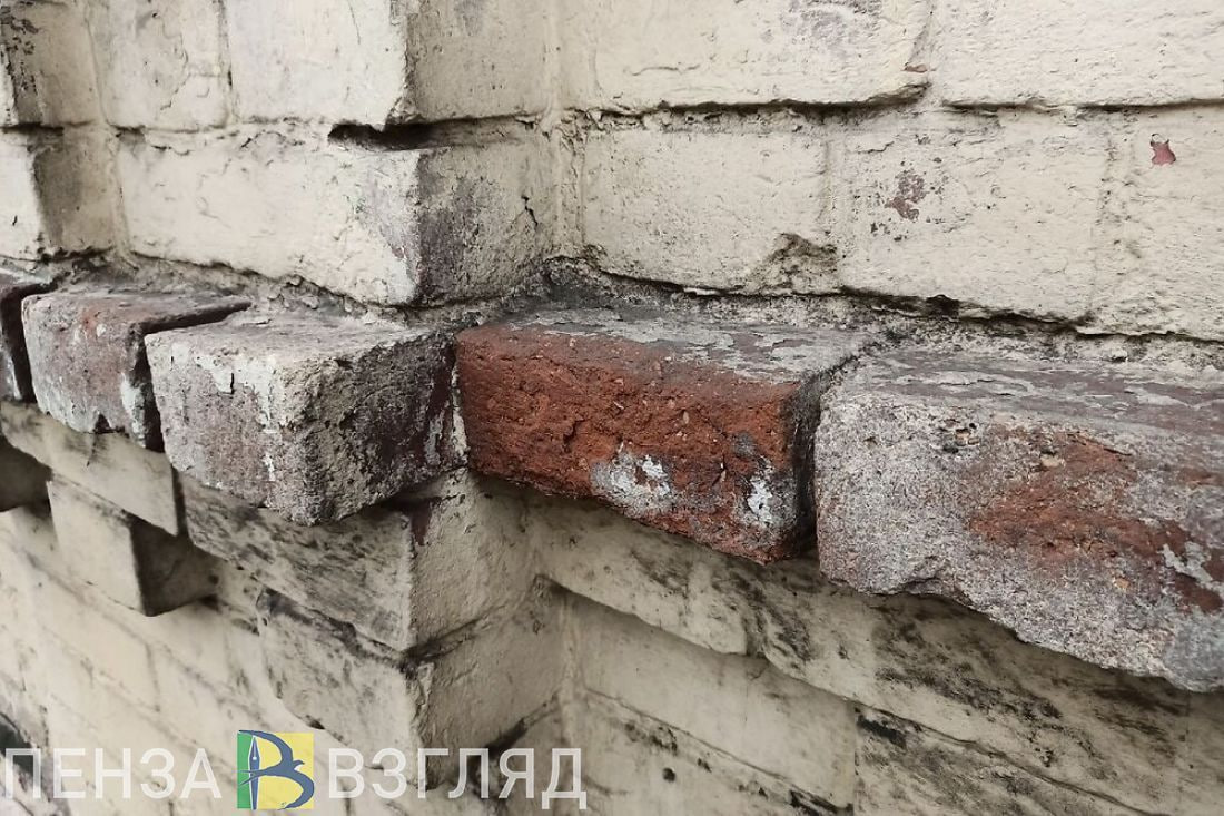 В Пензе в июне начнется снос «Интуриста»: что появится на его месте На месте известного пензенского недостроя намерены возвести жилой комплекс. Об этом стало известно 19 мая в ходе рабочего выезда губернатора Пензенской области Олега Мельниченко. Генеральный директор строительной группы «Рисан» Сергей Лисовол сообщил о том, что в результате переговоров с владельцами здания объект удалось приобрести. «Внешне это сооружение очень красивое, но оно очень долго строилось и ни разу не вводилось в эксплуатацию. Мы понимаем, что центр города должен быть самый красивый, а город у нас самый красивый в Поволжье. Наша компания любит браться за самые интересные и необычные проекты. Сейчас наша команда работает с двумя архитектурными бюро над концепцией того, что будет на этом месте», - сообщил Сергей Лисовол. В июне компания приступит к демонтажу здания, процесс займет несколько месяцев. На месте недостроенной гостиницы намерены возвести многофункциональный жилой комплекс. «Проект посмотрим, и очень здорово, что эта развалина превратится в хорошую зону жилой застройки. Думаю, что это только украсит центр нашего города, и горожане наконец-то избавятся от недостроя. Некрашеные заборы, недострой - все это должно уйти в прошлое», - сказал Олег Мельниченко. После того, как концепция будет готова, ее презентуют главе региона. Строительство нового объекта после согласования планируется начать уже в 2026 году. -Взгляд Прислать новостей