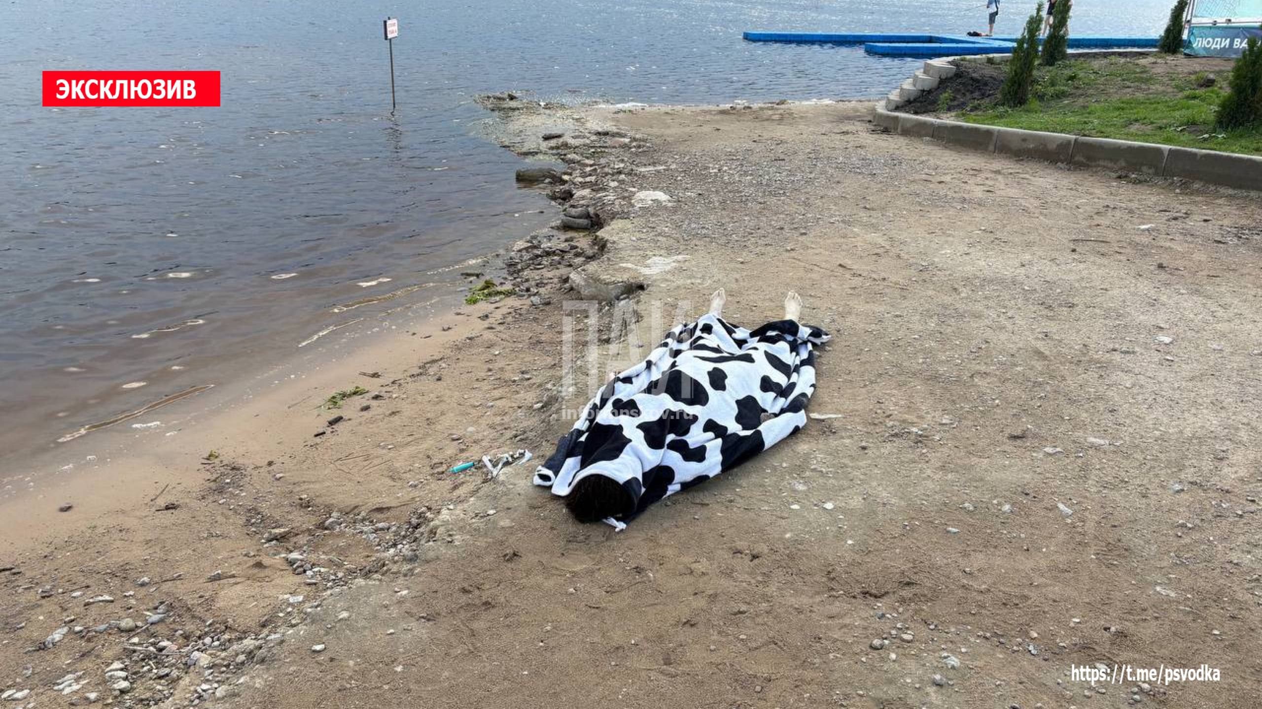На пляже "Белый песок" отдыхающие заметили в воде тело девушки 1996 года рождения, не подававшее признаков жизни. Несколько мужчин, находившихся на берегу, бросились на помощь и вытащили пострадавшую на берег.    По предварительной информации, девушка отдыхала с приятелем - оба, по словам очевидцев, находились в состоянии алкогольного опьянения.    На месте работают сотрудники полиции, следователи СК и бригада медицины катастроф, которая констатировала смерть. Обстоятельства происшествия выясняются.