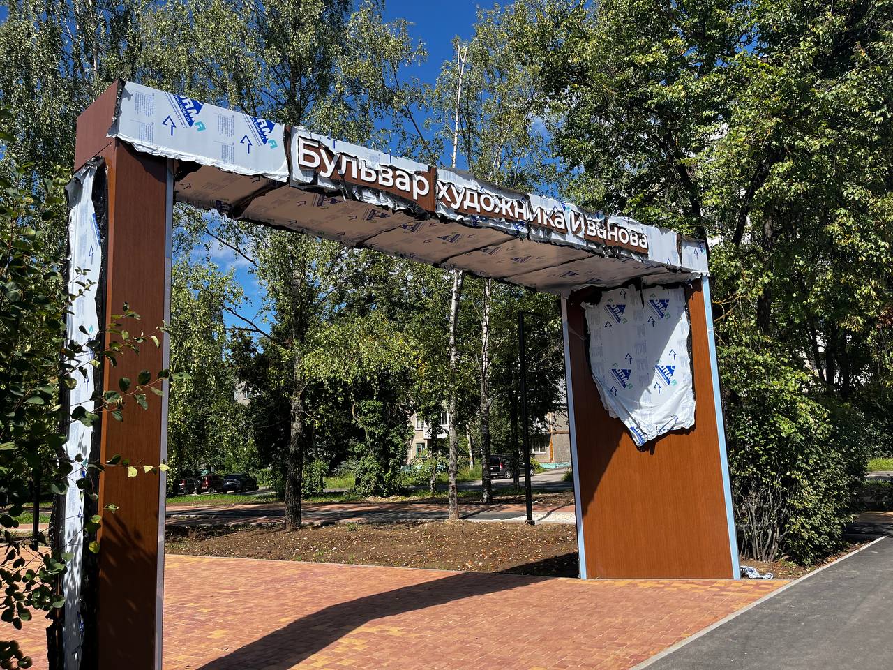 Бульвар Иванова во Владимире продолжают обустраивать. Уже готовы велосипедные дорожки, на скамейках отдыхают горожане.    Скульптура художника Иванова пока закрыта от любопытных глаз: мэр Дмитрий Наумов в ходе инспекции поручил сделать постамент для удобной уборки.    Жители попросили власти сделать ограждение со стороны дороги.  Дмитрий Наумов пообещал решить вопрос - создать живую изгородь.       Градоначальник пообещал создать на бульваре разнообразные активные зоны, детскую и спортивную площадки.