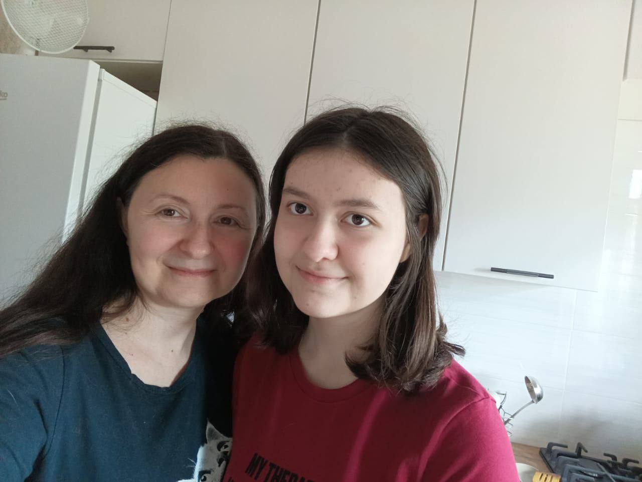 16-летнюю Аню Журавлёву, которая жаловалась на насилие в СИЗО, отпустили под подписку о невыезде Аня Журавлёва отпустили под подписку о невыезде после того, как в её деле был назначен новый следователь. Теперь она находится дома с матерью, сообщила группа поддержки девушки. По словам правозащитников, Журавлёва за два года подвергалась в изоляторе физическому и психологическому насилию, сталкивалась с бездействием сотрудников СИЗО и следствия. Аню задержали в 2023 году — тогда ей было 14 лет. Поводом стало видео, на котором она взрывает петарду на пустыре. Запись была размещена в телеграм-канале, где подростки обсуждали оружие. Через две недели после публикации девочку обвинили в пропаганде терроризма и изготовлении самодельного взрывного устройства якобы с целью нападения на школу. Однако экспертиза установила, что использованная петарда не относится к взрывным устройствам. Подписаться Помочь RusNews