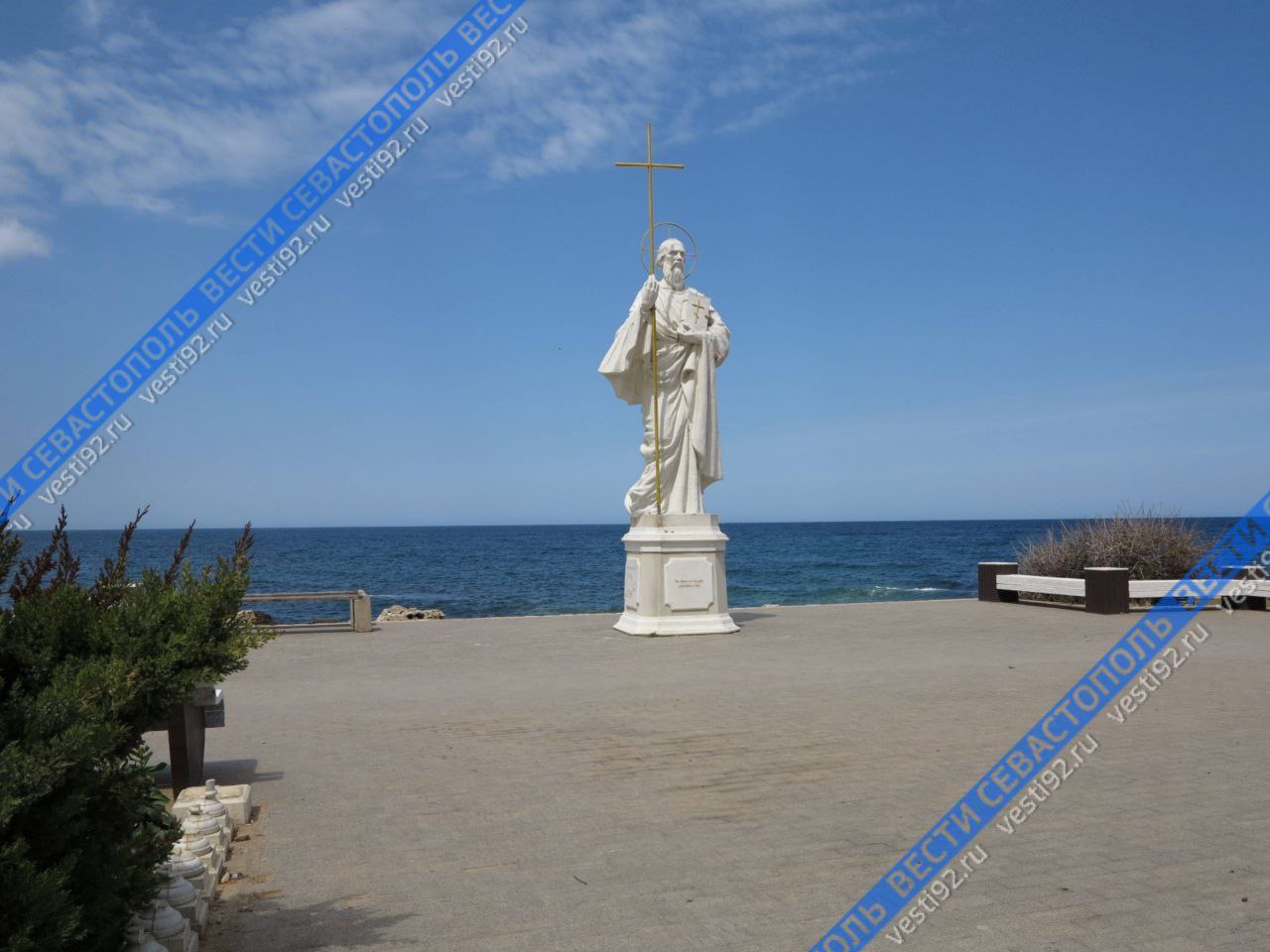 Русская Православная церковь сегодня вспоминает Андрея Первозванного Андрей Первозванный первый ученик Христа брата апостола Петра В России он является одним из самых почитаемых святых В Севастополе в честь святого установлено три памятника один из них в Херсонесе Существует легенда что апостол проповедовал в этих местах Также историки опираются на свод более ранних летописей Степенную книгу средневековый памятник литературы где конкретно указано что Апостол Андрей был на земле Херсонеса Вести Севастополь Telegram MAX