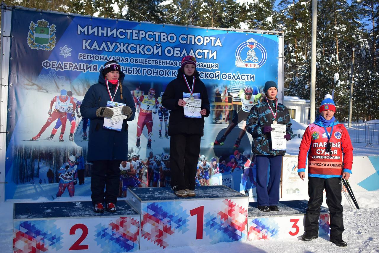 Лыжники Кванта успешно выступили на Кубке Губернатора Вчера в Калуге на базе СШОР Орлёнок прошёл Кубок Губернатора Калужской области по лыжным гонкам В соревнованиях приняли участие сильнейшие спортсмены региона Лыжники СШОР Квант достойно представили свою школу и показали высокие результаты на своих дистанциях Победителем стал Александр Литвиненко Серебряные медали завоевали Арина Шумилина и Александра Меркулова Бронзу получил Никита Озеров Спортсменов и их тренеров преподавателей поздравили с успешным выступлением и отличными результатами на областных соревнованиях Не грузит телеграм Подписывайся на наш канал в МАХ