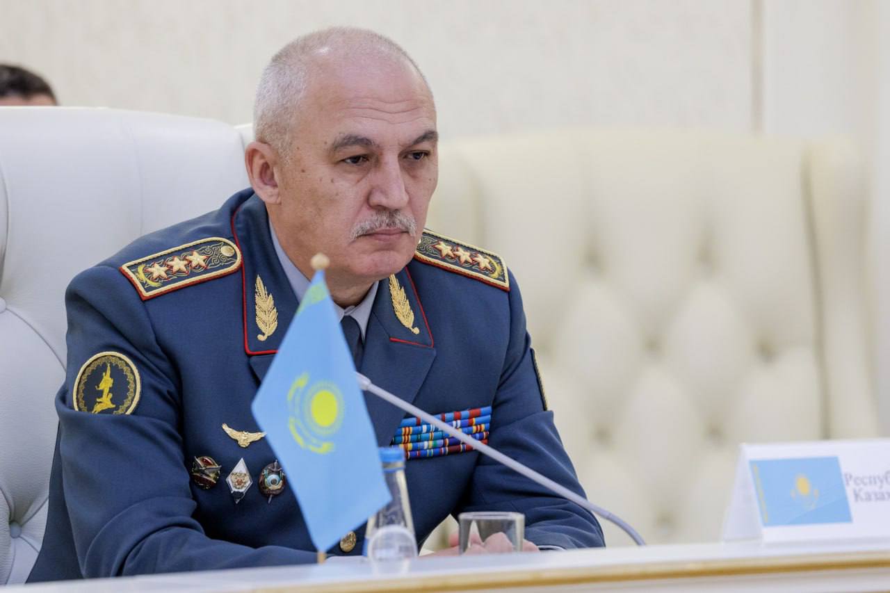 Экс-глава Минобороны Казахстана узнал о своем аресте от журналистов 10 июня в СМИ появились сообщения о том, что отправленный в минувшее воскресенье в отставку бывший министр обороны Казахстана Руслан Жаксылыков якобы был задержан утром 10 июня. В частности, об этом написал российский телеграм-канал «Незыгарь» , а также казахстанское издание Ulysmedia Однако вскоре сам экс-министр опроверг информацию о своем аресте в телефонном разговоре с шеф-редактором Tengrinews. Он сообщил, что «находится дома в Астане, с женой и детьми и устанавливает во дворе батут». Также Жаксылыков заявил о том, что намерен обратиться в полицию внесен Минюстом в России в реестр иноагентов : Вадим Савицкий / ТАСС