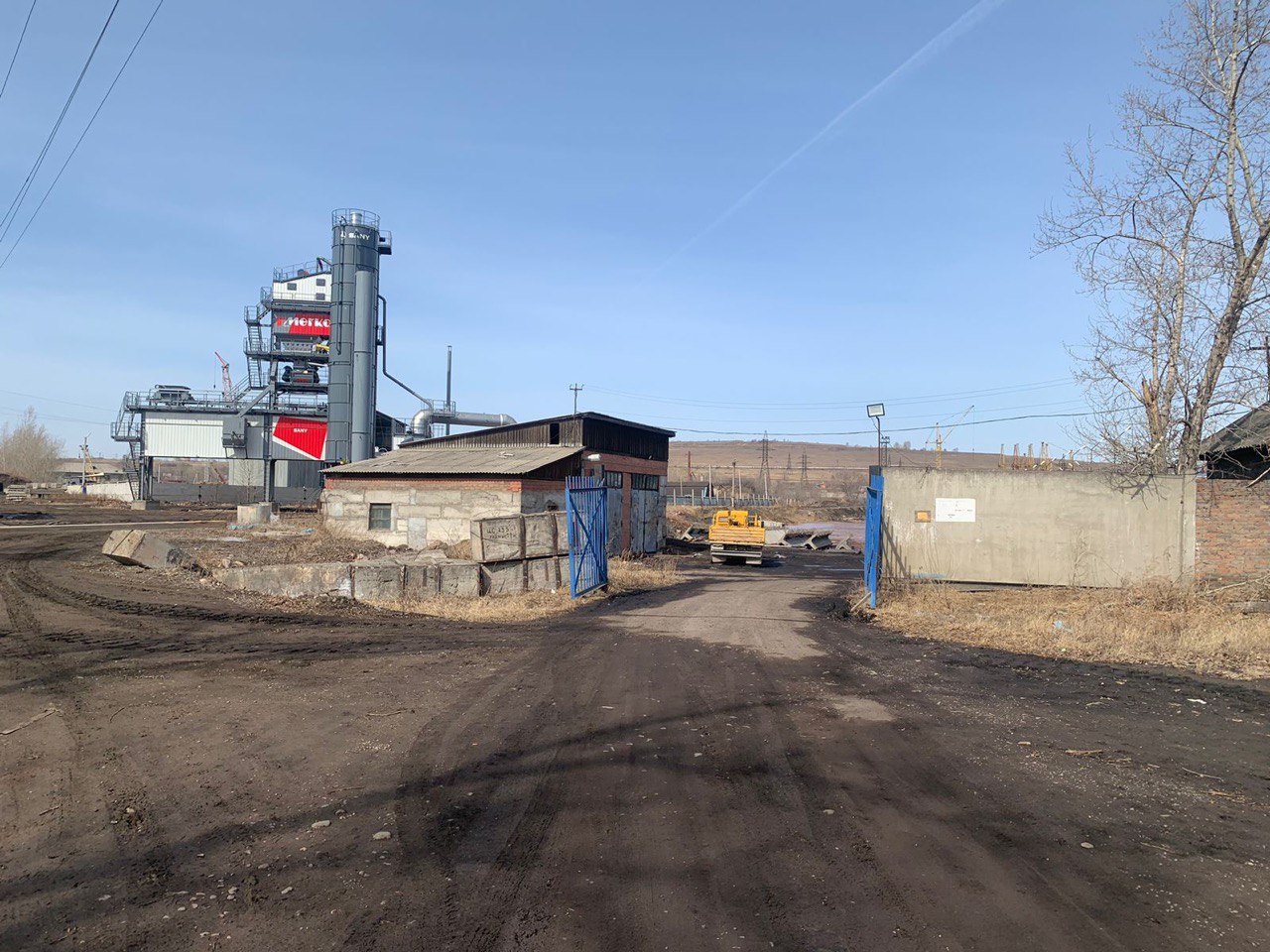 Перед судом предстанут бывшие советник главы Красноярска замглавы города руководитель департамента горхозяйства администрации Красноярска и и о руководителя МП МУК Красноярская за превышение полномочий при распоряжении муниципальным имуществом Напомним в ноябре 2023 г по результатам аукциона МП МУК Красноярская были проданы 3 объекта недвижимого имущества на ул Технологическая 8а в Красноярске Заявки поступили от АО АБЗ и ООО УСК СИБИРЯК Победителем аукциона признано акционерное общество предложившее наибольшую стоимость 31 7 млн руб Несмотря на внесение платы покупателем за 2 объекта полностью и частично за третий советник главы города Красноярска дал незаконные указания руководителю департамента городского хозяйства об уклонении от передачи фирме недвижимости Кроме того под его руководством была организована подготовка и направление в адрес акционерного общества уведомлений о расторжении договоров купли продажи Это повлекло утрату для предприятия прав владения пользования и распоряжения своим имуществом По материалам проверки прокуратуры и УФСБ России по краю было возбуждено уголовное дело В ходе расследования уголовного дела с одним из обвиняемых советником главы города прокурор края заключил досудебное соглашение о сотрудничестве В соответствии с его условиями обвиняемый обязался активно содействовать следствию в раскрытии преступлений предоставлять объективные и достоверные сведения а также способствовать привлечению к ответственности других участников преступной схемы Тем не менее он проявил неискренность предоставленная им информация носила абстрактный характер и не способствовала эффективному расследованию В результате прокуратура приняла решение о расторжении досудебного соглашения Это означает утрату для обвиняемого оснований для назначения более мягкого вида наказания в случае признания его судом виновным по уголовному делу Бывший руководитель департамента горхозяйства городской администрации признал вину а его соучастники отрицают преступление пеняя на ограниченные полномочия по службе Прокурор края утвердил обвинение экс советнику в организации превышения должностных полномочий ч 3 ст 33 пп г е ч 3 ст 286 УК РФ а бывшим руководителям департамента и муниципального предприятия в превышении должностных полномочий пп г е ч 3 ст 286 УК РФ Уголовное дело рассмотрит Железнодорожный районный суд г Красноярска Вопрос принадлежности имущества решается между организациями в Арбитражном суде края Сайт Тelegram ВК