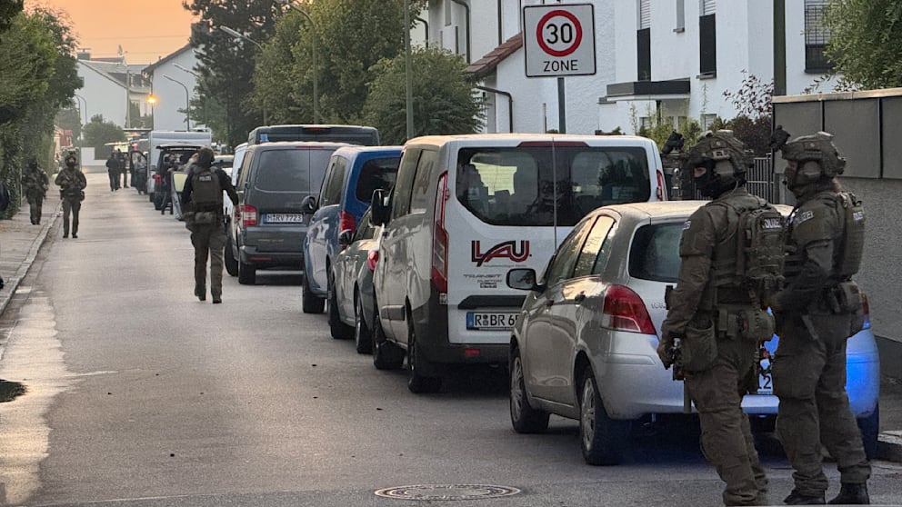 В Мюнхене временно закрыли Октоберфест из за взрывов и стрельбы Сегодня утром в северной части Мюнхена произошли взрывы и пожар в жилом доме По информации BILD полиция и пожарные стянули на место большие силы в том числе спецподразделения и саперов Власти не исключают возможную связь инцидента с Октоберфестом из за чего открытие праздника сегодня задержали По данным полиции недалеко от места происшествия было найдено мужское тело с огнестрельными ранениями По предварительным сведениям погибший поджег и заминировал дом своих родителей а затем покончил с собой На теле обнаружили рюкзак в котором могла находиться еще одна взрывчатка поэтому к месту прибыли саперы Жители района сообщали о хлопках и стрельбе позже здание загорелось Организаторы Октоберфеста который проходит неподалеку подтвердили что праздник не начнется до завершения проверки и обезвреживания возможных взрывных устройств BILD Russian