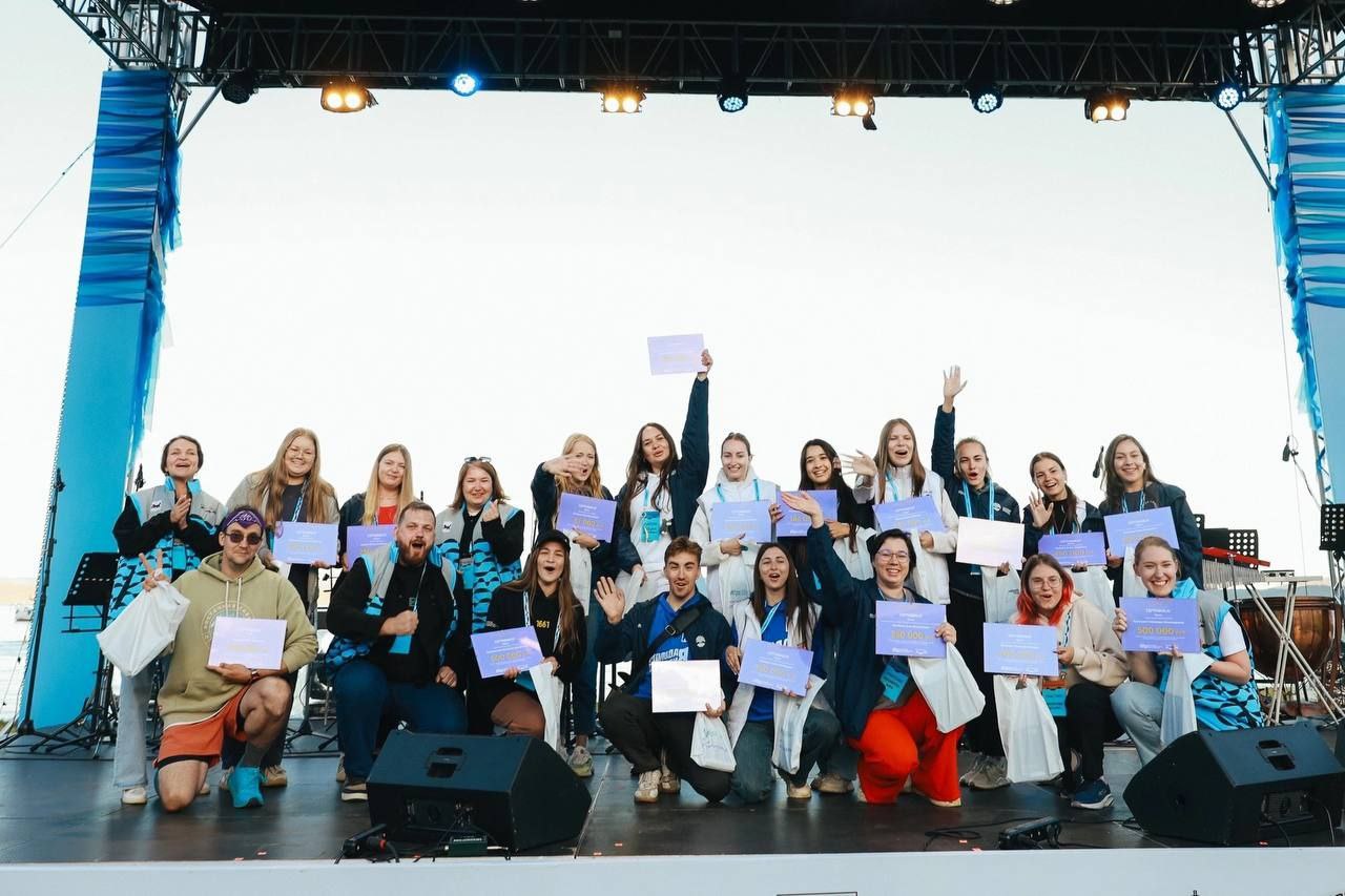 Четыре молодежных проекта из Иркутской области стали победителями второго сезона всероссийского конкурса Росмолодёжь Гранты Наши ребята выиграли 2 3 млн рублей Молодцы Победителями стали Валерия Белкова будет записывать профилактические подкасты Досье Екатерина Мысина организует культурно просветительские мероприятия Область творчества Александра Трубицина объединит подростков игрой Юный спасатель Виктория Щапова создаст для молодежи проект Буст который направлен развитие навыков владения английским языком Всего на конкурс было подано более 11 тыс заявок со всей России и только 149 из них были признаны победителями Иркутская область показала достойный результат отправив на конкурс 128 инициатив Общая сумма поддержки молодежных проектов региона в этом году превысила 70 млн рублей Этот успех стал возможен благодаря не только самим авторам но и системной работе в регионе по развитию грантового направления и привлечения молодых людей к реализации своих идей Как подчеркнула министр по молодежной политике Маргарита Михайловна Цыганова росту качества проектов способствует работа проектного офиса где специалисты помогают молодым людям готовить сильные заявки Молодежь от 18 до 35 лет которая желает воплощать свои идеи через реализацию проектов может обратиться туда за консультацией тел 8 3952 20 35 37 эл почта csium yandex ru Горжусь нашими ребятами Желаю успешной реализации проектов Следующий сезон стартует уже в начале следующего года но начинать работу над проектами можно уже сейчас Обязательно принимайте участие Мой канал в МАХ