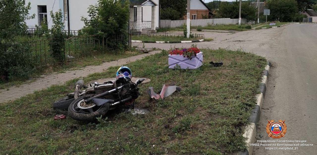 Вчера в селе Новая Таволжанка Шебекинского муниципального округа мотоциклист врезался в бордюр. 20-летний водитель мотоцикла «Кавасаки ZX-6R», ранее лишённый прав, не рассчитал скорость, потерял управление и совершил наезд на бордюр с последующим падением. В результате аварии молодой человек и его 18-летняя пассажирка получили травмы. Жесть Белгород - подписаться