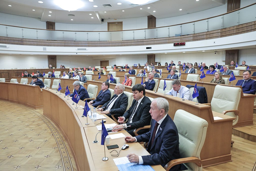 Депутаты расширили действие проекта «Урал для школы»: теперь студенты смогут побывать с экскурсиями на заводах Урала  Свердловские депутаты расширили действие проекта о профориентации «Урал для школы» на студентов колледжей и техникумов. На заседании Заксобрания под председательством спикера Людмилы Бабушкиной парламентарии приняли изменения в областной закон «О туризме и туристской деятельности в Свердловской области».  «Сегодня органы власти создают условия для проведения различных экскурсий для школьников. Благодаря внесённым изменениям в закон такие экскурсии станут доступны и студентам среднего профессионального образования в возрасте до 23 лет. Эти экскурсии расширяют кругозор учащихся, а также помогают им в выборе профессии и в закреплении в той или иной специальности», – заявила Людмила Бабушкина.  Решено уже работающий проект «Урал для школы» преобразовать в «Урал для учащихся». Благодаря этому познакомиться с производством и сделать выбор в пользу рабочей профессии смогут студенты колледжей и техникумов. Уже сейчас более 30 предприятий Среднего Урала предлагают экскурсии для учащихся. Среди них ВСМПО-Ависма, ЕВРАЗ КГОК, Белоярская АЭС, «Фарфор Сысерти» и многие другие.  В Нижнем Тагиле промышленный туризм развивают на НТМК. Более того, с осени 2024 года в городе при поддержке предприятия заработали инженерные классы в пяти учреждениях: школах №45, 49, 81, 100, а также Центре образования №1. Учащиеся занимаются в лабораториях вузов, осваивают экскурсионные маршруты, знакомятся с комбинатом непосредственно на производстве и даже делают первые профессиональные шаги. Для них разработана усиленная программа преподавания и подготовки к ЕГЭ по техническим дисциплинам – физике, математике, черчению. Уроки ведут в том числе представители и эксперты предприятия. А Горный колледж в Нижнем Тагиле станет базовой площадкой для обучения студентов по направлению «Металлургия». Студенты будут учиться на передовом оборудовании, получать корпоративную стипендию, а НТМК гарантирует им трудоустройство после выпуска.