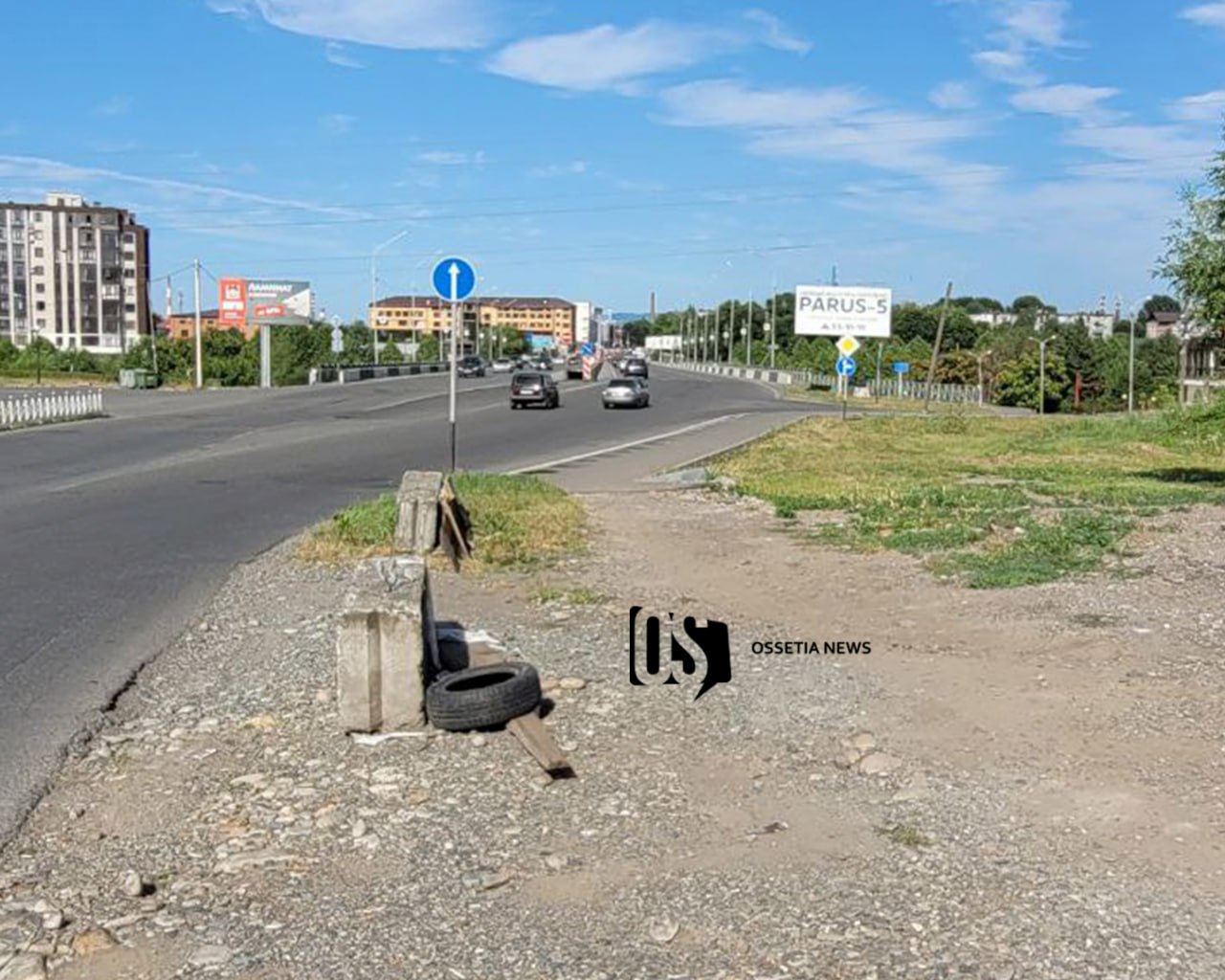 На завершение работ на мосту на улице Мамсурова выделили более 100 млн рублей Деньги направят на обустройство подъездов к мосту со стороны улицы Мамсурова. Об этом стало известно на заседании правительства Северной Осетии. На проведение работ выделили 101,2 млн рублей. Таким образом, дорожники смогут завершить ремонт моста между улицами Чкалова и Мамсурова, который тянется много лет. Как сообщили Ossetia News в комитете дорожного хозяйства, работы планируют завершить до конца года. Этот участок дороги нормально не функционировал более 10 лет. При строительстве моста АМС Владикавказа расселяла жителей домов, которые были расположены на месте предполагаемой дороги. Некоторые собственники отказывались покидать свое жилье, из-за чего строительство сначала моста, а после и подъездов к нему затянулось на долгие годы. Договориться с собственниками удалось в прошлом году, им выплатили компенсации, а дома снесли весной 2024 года.