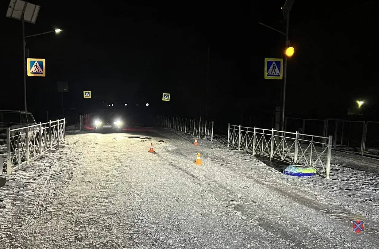 19 летний парень погиб во время катания на тюбинге в Среднеахтубинском районе Случай произошел 10 января в 23 50 сообщает ГУ МВД России по региону 18 летний водитель Lada Granta перевозил пассажира на закрепленном с помощью буксировочного троса тюбинге По улице Центральной 53 в селе Верхнепогромное произошел занос с заездом на металлическое ограждение Подписаться Перейти на сайт MAX