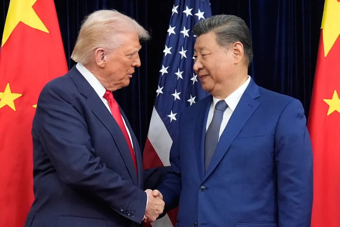 Китай призывает США избегать красных линий после достижения торгового перемирия Китай призвал США избегать обсуждения четырех чувствительных вопросов чтобы торговое перемирие заключенное между президентами Дональдом Трампом и Си Цзиньпином могло сохраниться подчеркнув широкий спектр разногласий которые станут испытанием для отношений Посол в США Се Фэн назвал Тайвань демократию и права человека политическую систему Китая и права на развитие четырьмя красными линиями Пекина добавив что самое главное уважать основные интересы и основные проблемы друг друга Се сделал это заявление в ходе виртуальной речи на мероприятии Американо китайского делового совета говорится в заявлении китайского посольства во вторник Он добавил что насущной задачей является реализация консенсуса достигнутого между Си Цзиньпином Трампом и их официальными лицами чтобы заверить обе страны и мировую экономику конкретными действиями и результатами Се предупредил что независимо от того идет ли речь о конфликтах из за тарифов промышленности или технологий все это приведет только к тупику Источник Bloomberg chinastocksnet Если полезно поставьте лайк Китай США