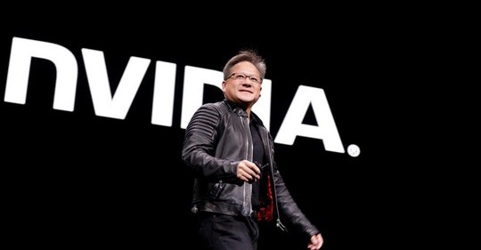 Глава Nvidia запланировал выступить на открытии CES 2025 в январе: ждём анонс GeForce RTX 50-й серии?  CES 2025 будет проходить с 7 по 10 января. У Nvidia даже запланирован свой павильон. Впрочем, обычно для анонсов ускорителей GeForce, компания организует отдельные мероприятия. Исторически на CES Хуанг анонсирует мобильные видеокарты.