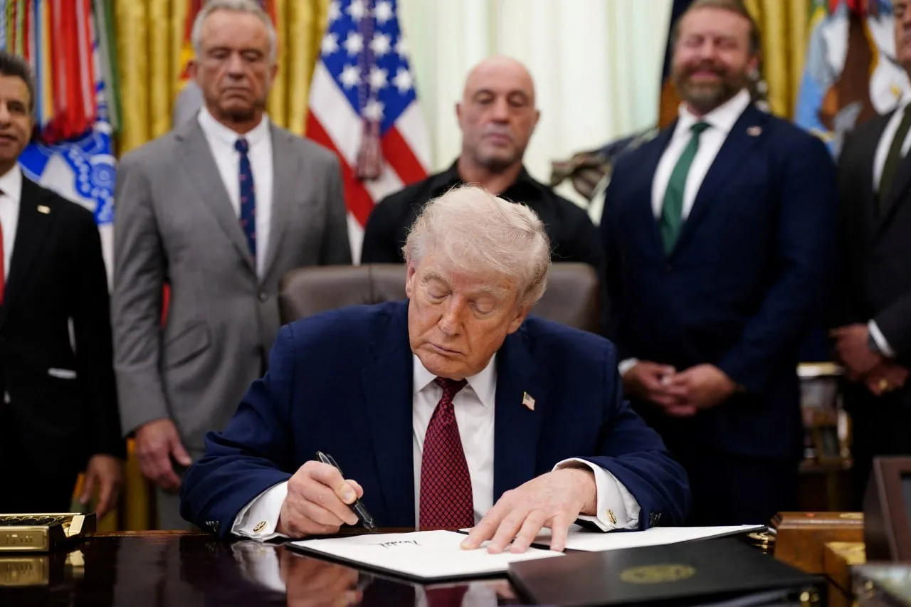 Трамп подписал указ об ускорении исследований психоделиков для лечения ветеранов Администрация США намерена радикально сократить бюрократические барьеры для изучения псилоцибина и ибогаина как средств борьбы с ПТСР и депрессией Президент США Дональд Трамп подписал исполнительный указ направленный на ускорение клинических испытаний и медицинского одобрения психоделических препаратов Церемония подписания в Овальном кабинете прошла при участии министра здравоохранения Роберта Ф Кеннеди младшего и популярного ведущего подкастов Джо Рогана который по признанию президента лично убеждал его в необходимости этого шага Основная цель указа устранить бюрократическую волокиту которая десятилетиями мешала ученым изучать вещества из Списка I Schedule I такие как псилоцибин магические грибы ЛСД и ибогаин FDA Управление по санитарному надзору предписано внедрить систему приоритетных ваучеров для быстрой проверки психоделиков Трамп подтвердил что любое вещество одобренное FDA для лечения будет немедленно исключено из списка запрещенных наркотиков без терапевтического применения Пациенты с терминальными стадиями заболеваний получат право на экспериментальное лечение в рамках программы Право на попытку Столь радикальные меры продиктованы тем что стандартные методы психотерапии больше не справляются с масштабом внутренних вызовов Кризис суицидов среди ветеранов США достиг уровня угрозы национальной безопасности При 17 18 самоубийствах в день традиционная фармакология признана неэффективной Психоделическая терапия особенно ибогаин рассматривается как технологический рывок способный за один сеанс купировать тяжелые зависимости и ПТСР Подписание указа фактически дезавуирует собственную жесткую политику запретов навязанную США миру в 1970 х годах Это создает прецедент для пересмотра Конвенций ООН и ставит Вашингтон во главе новой глобальной индустрии нейробиологии Ускоряя исследования США стремятся первыми запатентовать протоколы лечения и препараты нового поколения создав рынок объемом в десятки миллиардов долларов Несмотря на энтузиазм медики предупреждают о рисках ибогаин может вызывать серьезные нарушения сердечного ритма и является одним из самых мощных и непредсказуемых психоактивных веществ на сегодняшний день Будьте в курсе последних новостей с TRT на русском