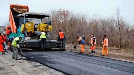 Минтранс ЛНР уже заключил контракты на ремонт дорог в 2026 году Это позволит начать запланированные на будущий год ремонтные работы в кратчайшие сроки как только позволят погодные условия Об этом рассказал министр инфраструктуры и транспорта ЛНР Альберт Апшев на прямой линии с жителями Республики Большое количество вопросов поступивших от граждан к главе Минтранса касались ремонтов участков дорог особенно к отдаленным поселкам и селам Какие дороги отремонтируют в 2026 году Из того что прозвучало в эфире 1 от с Котляровка до с Волкодаево Новоайдарского муниципального округа контракт заключен начаты подготовительные работы 2 подъезд к селу Ореховка контракт заключен 3 от с просторное до с Курячевка автодорога Троицкое Белокуракино Старобельск работы выполнит шеф регион Воронежская область 4 подъезд к селу Герасимовка контракт заключен 5 дорога Петровское Штеровский работы выполнит шеф регион Республика Башкортостан 6 от Городище до Фащевки контракт заключен 7 дорога из Алчевска до села Троицкое Перевальского района участок дороги принят в госсобственность и будет отремонтирован за счет средств Дорожного фонда 8 от с Лозовка до с Хворостяновка Старобельского муниципального округа заключен контракт на содержание дороги ямочный ремонт и грейдирование 9 дорога в селе Уткино Перевальский муниципальный округ работы по содержанию дороги посыпка инертными материалами и грейдирование Кстати всего в 2025 году в ЛНР было отремонтировано 1123 километров автодорог Программа ремонта расписана до 2030 года