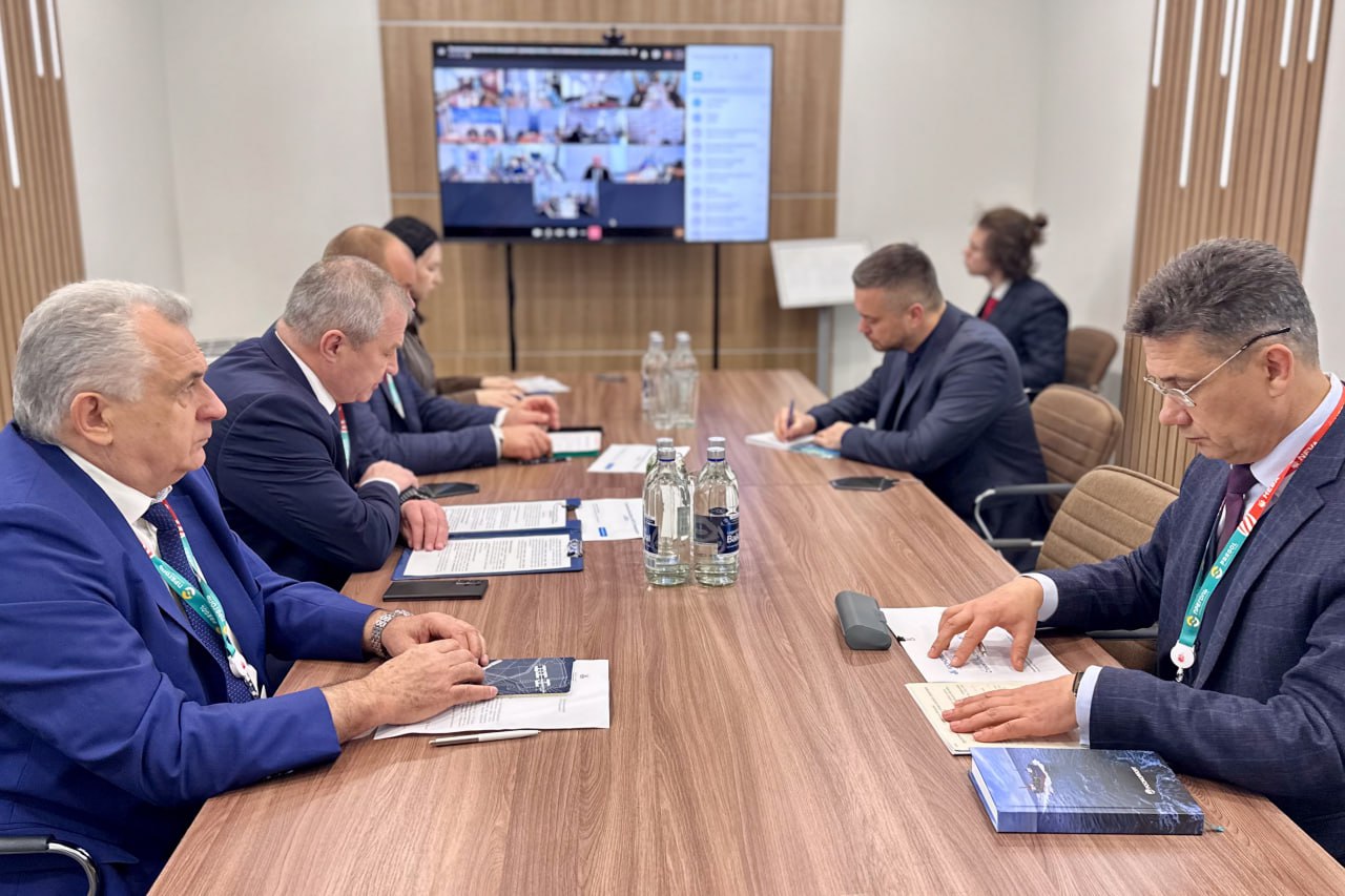 Численность флота Росморпорта в 2025 году выросла на 8  по сравнению с 2024 м и достигла 3 1 6  судов Об этом сообщил генеральный директор предприятия Сергей Пылин на совещании с руководителями филиалов прошедшем сегодня на выставке Нева 2025 В этом году 10 единиц построено и приобретено для Махачкалинского Астраханского а также Северо Западного и Азово Черноморского АЧБФ бассейновых филиалов Последнему также передано 12 судов от ФГУП НИКИМП До конца 2025 года мы ожидаем поступления еще 4 судов включая фрезерный земснаряд мотозавозню вспомогательное судно для Астраханского филиала и гидрографический катер для АЧБФ Постоянное увеличение численности флота свидетельствует о масштабных задачах и динамичном развитии нашего предприятия отметил Сергей Пылин Участники совещания обсудили текущие вопросы филиалов предприятия подвели промежуточные итоги за 3 квартала 2025 года и определили ключевые направления работы на ближайший период Нева2025 новостиРМП Подпишитесь на Росморпорт