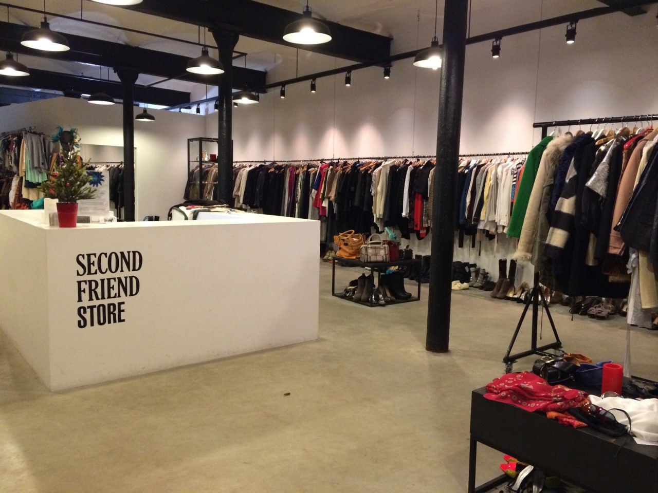 Пионер люксового ресейла Second Friend Store объявил о банкротстве По словам основательницы Анны Любан их целевая аудитория средний класс размывается Люди становятся либо слишком богатыми чтобы покупать на вторичке либо слишком бедными чтобы позволить себе их продукт   Парадокс в том что сам рынок ресейла в России растет 10 за 2025 год но его правила меняются Крупные ретейлеры вроде Lamoda которой SFS должен 3 2 млн руб запускают собственные C2C сервисы превращая нишевый бизнес в массовую услугу settersmedia news