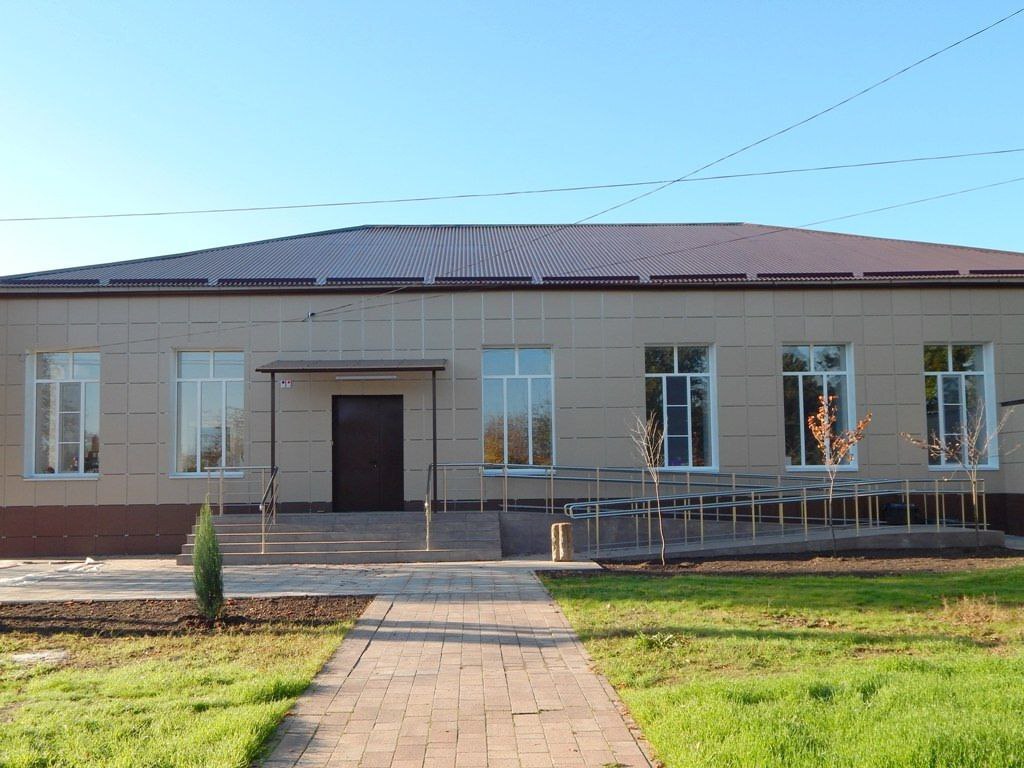 В селе Новоселицком отремонтировали краеведческий музей Завершился капитальный ремонт здания историко краеведческого музея им М С Мамонтова Здание имеет давнюю историю и давно требовало капремонта Теперь здесь приведены в порядок внутренние помещения фасад заменены коммуникаций а также благоустроена прилегающая территория Ремонт стал возможен благодаря госпрограмме Ставропольского края Сохранение и развитие культуры и региональному проекту Семейные ценности и инфраструктура культуры нацпроекта Семья На эти цели израсходовано порядка 23 млн рублей основная часть выделена из краевого бюджета рассказал глава Новоселицкого округа Николай Брихачёв Напомним благодаря реализации региональных программ за 6 лет освоено более 1 8 млрд руб В том числе отремонтированы 3 муниципальных музея еще 7 получили техническое переоснащение В этом году на реализацию госпрограммы Сохранение и развитие культуры из краевого бюджета направлено около 5 млрд рублей