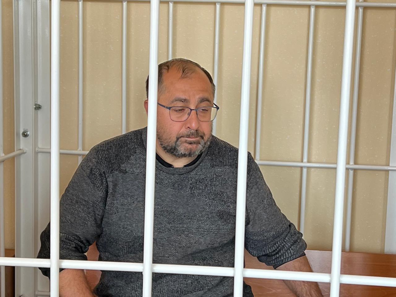 Начальника вневедомственной охраны новосибирской Росгвардии оставили в СИЗО за вымогательство взятки у «Лемана ПРО» Суд продлил меру пресечения начальнику управления вневедомственной охраны Росгвардии Новосибирской области Ровшану Курбанову, обвиняемому в вымогательстве взятки в крупном размере. «Обвиняемый останется в СИЗО до 27 сентября 2025 года», — сообщается в паблике судов региона во «ВКонтакте». Как ранее сообщалось, Ровшан Курбанов в конце апреля 2025 года через мессенджер позвонил начальнику отдела по предотвращению внештатных ситуаций торгового центра «Лемана ПРО» бывшая сеть «Леруа Мерлен» и потребовал взятку в виде строительных материалов стоимостью более 290 тыс. рублей. В обмен он обещал «совершение заведомо незаконных действий в пользу взяткодателя». Курбанову вменяют по пп. «б», «в» ч. 5 ст. 290 УК РФ, в конце мая он был арестован. Подписаться Прислать новость Помочь бустами