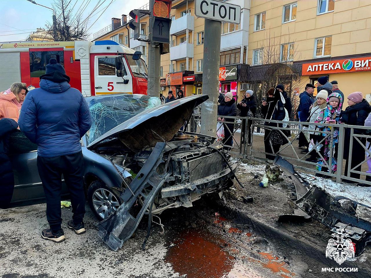 На улице Кирова в Смоленске произошло дорожно-транспортное происшествие. Автомобиль Volkswagen Passat  въехал в ограждение. Огнеборцы 5 пожарно-спасательной части на месте аварии. Они отключили аккумулятор в автомобиле для предотвращения  возможного возгорания. Пострадавших нет.     #МЧСРоссии #ЧП