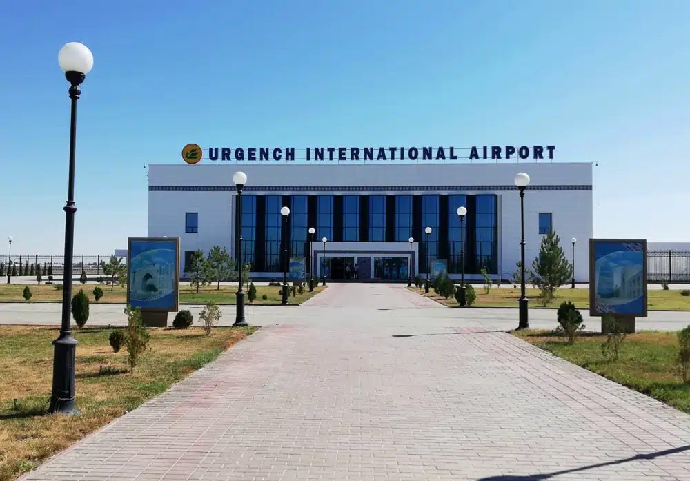 Аэропорт Ургенча модернизируют южнокорейцы Uzbekistan Airports и южнокорейская Incheon International Airport Corporation подписали соглашение по модернизации и управлению ургенчским аэропортом Зарубежный партнер выбран по итогам тендера весной этого года Incheon International Airport Corporation отвечает за управление главной воздушной гаванью Кореи аэропортом Инчхона который в прошлом году обслужил 80 млн пассажиров Модернизация и управление аэропортом Ургенча будет вестись совместно Корейские партнеры займутся возведением и эксплуатацией пассажирского и грузового терминалов Узбекистан аэродромным комплексом Telegram Facebook Instagram LinkedIn Сайт