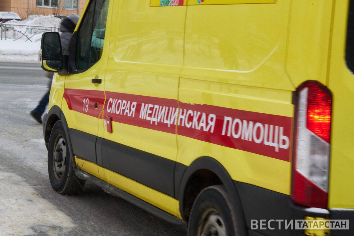 В Челнах семья пациента с остановкой сердца помогла врачам скорой в реанимации В Набережных Челнах семья пациента с остановкой сердца активно участвовала в его реанимации Врачи вызванные на острый инфаркт начали сердечно легочную реанимацию после остановки дыхания и сердца у мужчины Жена и сын пациента помогали медикам и сердечный ритм удалось восстановить на 22 й минуте Подписаться Сообщить новость   Вести Татарстан в MAX