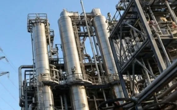 В прошлом году компания Газпром нефть продемонстрировала рост объёмов добычи углеводородов   globalmsk ru news id 79737 Компания Газпром нефть предоставила финансовую отчетность основанную на показателях международных стандартов и продемонстрировала результаты операционной деятельности за прошлый год В документе указывается что добыча углеводородов была повышена на 3 и превысила 130 миллионов тонн в нефтяном эквиваленте Об этом сообщает издание Известия Увеличение производственных мощностей достигнуто за счет реализации крупных проектов В частности открывались новые места добычи полезных ископаемых на восточно сибирской территории и Ямале Эффективно велась работа на существующих месторождениях Все это позволило повысить объемы нефтепереработки на 2 2 Показатели по сравнению с прошлым годом стали выше и достигли 43 93 миллиона тонн Внутренние потребности страны в ресурсах обеспечивались за счет наращивания производства бензина до десяти миллионов тонн Об особенностях работы ком