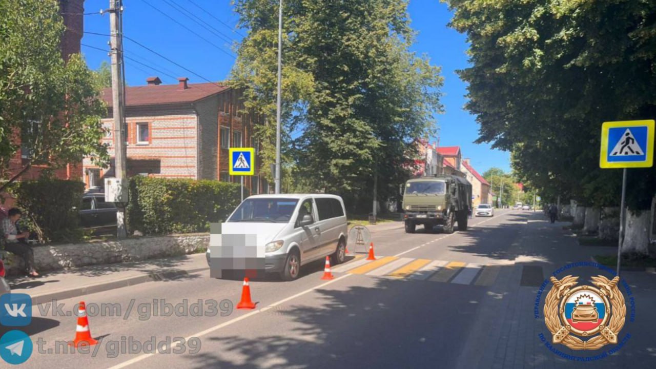 В Немане водитель иномарки сбил женщину на пешеходном переходе. ДТП произошло сегодня в 10 часов на улице Победы. «Водитель, управляя автомобилем Mercedes, совершил наезд на женщину, переходившую проезжую часть дороги по нерегулируемому пешеходному переходу», - рассказали в ГАИ. В результате дорожного происшествия пешеход направлена в медицинское учреждение. Сотрудники Госавтоинспекции устанавливают обстоятельства произошедшего. Фото: Госавтоинспекция Калининградской области