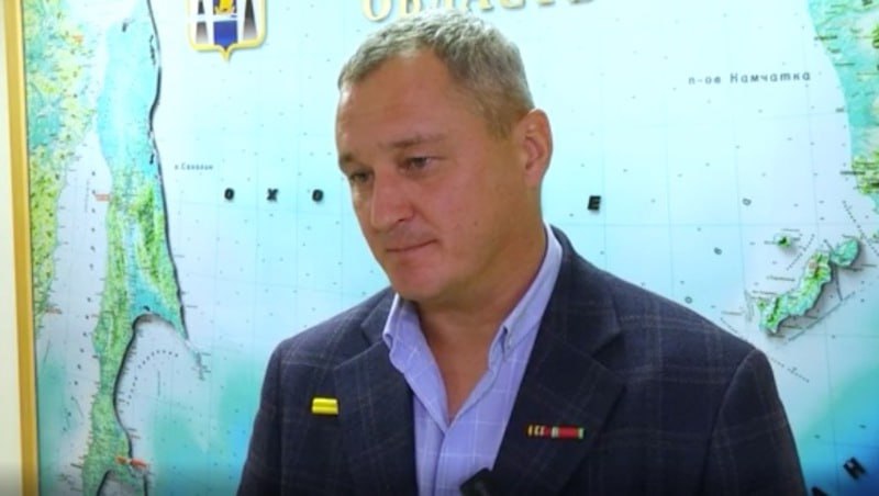 Ветеран СВО Артём Лендов рассказал о первых днях обучения по программе «Герои Сахалина и Курил»  В островной области стартовал образовательный этап региональной кадровой программы «Герои Сахалина и Курил». К обучению уже приступили 55 демобилизованных бойцов спецоперации. Ещё 30 военнослужащих находятся в резерве и присоединятся к ним сразу после возвращения с фронта.  Новые знания и дополнительное образование всегда полезны. Считаю, что эта программа — путь к развитию, возможность расти в карьере и жизни, приносить пользу Сахалинской области,  — отметил Артём Лендов.  Мужчина трудился в лесном хозяйстве — посвятил любимому делу 20 лет жизни. Хотел бы продолжить карьеру в этой сфере.    Ранее Владимир Путин по итогам встречи с сотрудниками и подопечными Государственного фонда поддержки участников специальной военной операции «Защитники Отечества», состоявшейся 6 марта 2025 года, поручил относить к ветеранам боевых действий всех категорий лиц, принимавших участие в боевых действиях в ходе специальной военной операции. Данная инициатива имеет стратегическое значение. Она не только формализует их статус, но и создает правовую основу для расширения мер поддержки — от медицинского сопровождения до программ переквалификации.  ———   :     Прислать нам новость:
