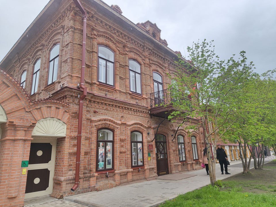  В Минусинске по иску прокурора суд аннулировал фиктивный брак с иностранцем Как рассказала пресс-служба надзорного ведомства, еще в 2021 году гражданин Таджикистана вступил в брак с местной жительницей. Однако проверка показала, что цель этого брака не связана с созданием крепкой ячейки общества. До регистрации и после него мужчина сожительствовал с другой и в отношениях с новой супругой замечен не был, – добавили в прокуратуре. За несколько лет до этого иностранец уже пытался получить российское гражданство с помощью регистрации фиктивных отношений с одинокой матерью из Хакасии. Тогда обойти закон ему не дали: жена в судебном порядке оспорила едва начавшееся отцовство. : прокуратура