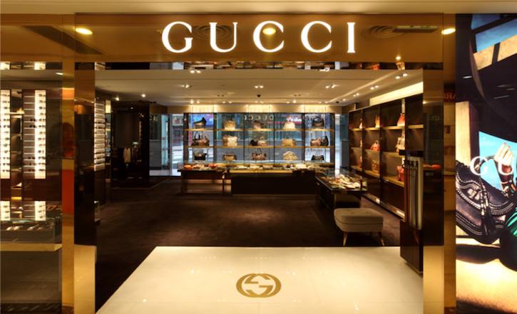 Продажи Gucci в первом квартале 2025 упали на 25%. В ответ на такое падение Kering анонсировал, что Демна Гвасалия представит своё видение бренда в сентябре. Перед этим он завершит своё десятилетие в Balenciaga показом кутюрной коллекции в июле. Кстати, дела у Kering в целом не радуют: продажи снизились на 14% из-за падения спроса на люкс и новых пошлин от США. Финансовый директор прогнозирует, что второй квартал будет ещё хуже… Все надежды и мольбы на Демну.