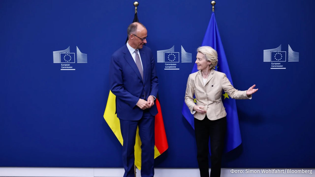 Канцлер Германии Фридрих Мерц призвал вставлять палки в колеса Брюсселю чтобы вернуть влияние Берлина Как сообщает Bloomberg Мерц желает отдать часть полномочий Евросоюза национальным правительствам Канцлер подчеркивает что необходимо остановить вмешательство Брюсселя в повседневную жизнь людей в лице главы Еврокомиссии Урсулы фон дер Ляйен Теперь мы должны вставить палки в колеса этой машине в Брюсселе сказал немецкий канцлер выступая перед бизнес лидерами Мерц также критикует фон дер Ляйен за предложения расширить бюджет ЕС ввести новые налоги и за затянувшиеся переговоры по торговым соглашениям Агентство отмечает что в ближайшее время немецкий канцлер представит другим лидерам ЕС точный список требований Также он будет настаивать на пересмотре роли Брюсселя в оборонном планировании По мнению Мерца ЕС перегнул палку и такое положение больше не может продолжаться Больше новостей тут МАХ Отправить новость