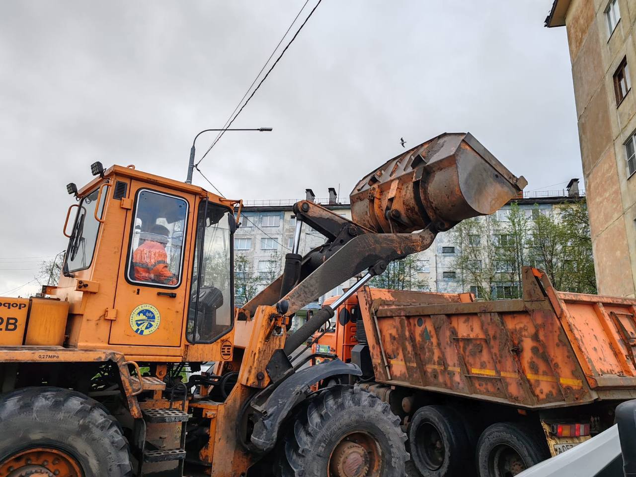 Более 2,5 тысячи кубометров смёта вывезено с улично-дорожной сети с начала весенней уборки. Работы по содержанию проводятся ежедневно: выполняется уборка грунтовых наносов и песка с дорог, вакуумная уборка и промывка проезжей части и тротуаров, ремонт, промывка и покраска дорожных ограждений, остановочных павильонов, урн, очистка зеленых зон и подбор мусора. В двухсменном режиме работают 3 вакуумные подметально-уборочные машины, 3 тротуарные вакуумно-уборочные машины, 2 уборочных прицепа элеваторного типа «Бродвей». По соглашению с Мурманским морским торговым портом завтра на центральные улицы выйдет вакуумная подметально-уборочная машина предприятия. В ручной уборке областного центра занято 202 уборщика территорий.