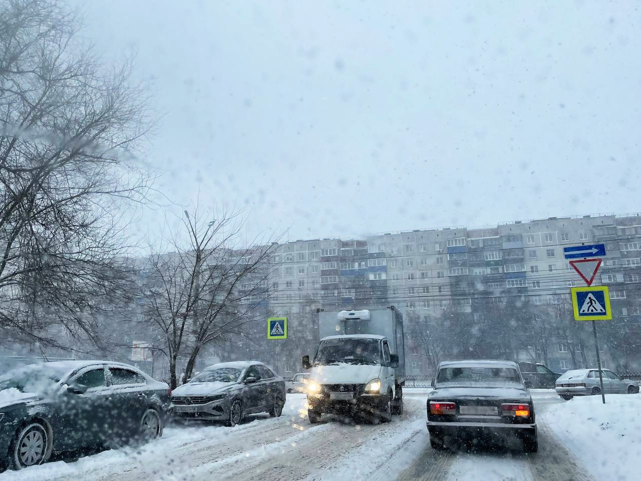 В Курской области подрядчиков привлекут к ответственности за неудовлетворительную уборку дорог Жители Курска и районов продолжают активно сообщать о неудовлетворительном состоянии проезжей части Особое недовольство вызвала ситуация на трассе Курск Поныри где на прошлой неделе образовалась плотная ледяная корка осложнившая движение транспорта В Курскавтодоре пояснили что данный участок обрабатывался противогололёдными материалами Однако из за низкой интенсивности движения и недостаточной динамической нагрузки реагенты не дали ожидаемого эффекта что привело к сохранению наледи В министерстве транспорта Курской области сообщили о применении финансовых мер воздействия Начальник профильного управления Ольга Алистратова уточнила что Фатежскому ДСУ уже предъявлен штраф в размере 600 тысяч рублей за ненадлежащее содержание дорожной сети Курская Telega Прислать новость