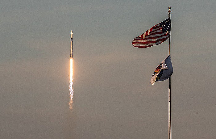 США намерены сократить количество полетов пилотируемых и грузовых кораблей на МКС в связи с предстоящим выводом ее из эксплуатации в 2030 году, следует из проекта федерального бюджета США на 2026 год. "Бюджет отражает предстоящий переход к более экономически эффективному коммерческому подходу к человеческой деятельности в космосе по мере приближения космической станции к концу своего жизненного цикла", - говорится в документе. В нем указывается, что "в рамках бюджета будут сокращаться численность экипажа космической станции и проводимые на ней исследования, готовясь к безопасному выводу станции из эксплуатации к 2030 году и замене ее коммерческими космическими станциями". Полеты экипажей и грузов на станцию будут значительно сокращены, подчеркивается в проекте бюджета. Фото: Manuel Mazzanti/NurPhoto via Getty Images
