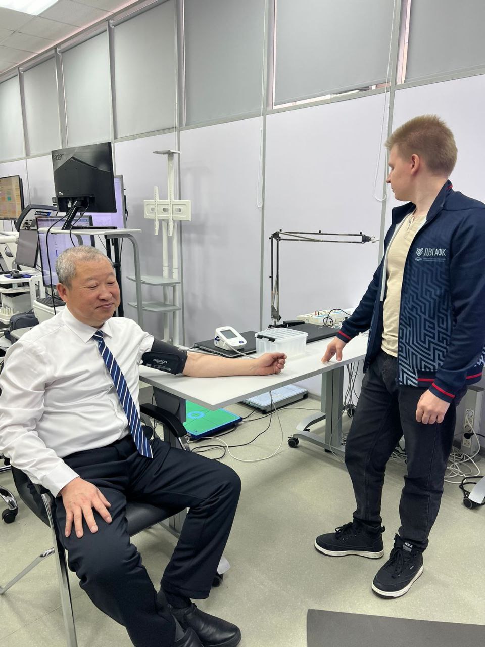 Хабаровский край будет развивать медицинский туризм в сотрудничестве с КНР Медицинское сотрудничество между Фуюанем и Хабаровским краем обсудили на встрече представители краевого минздрава и Фуюаньской больницы Такое взаимодействие станет важной частью президентского нацпроекта Продолжительная и активная жизнь Российская сторона видит перспективы в проведении на базе краевых медицинских организаций и образовательных учреждений специальных мероприятий онлайн консилиумов и проектов для жителей региона с участием китайских специалистов Кроме того отдельное внимание хотят уделить развитию системы стажировок китайских и российских специалистов Для углубления взаимодействия мы готовы не только направлять наших экспертов для обмена опытом в Хабаровский край но и активно принимать российских специалистов в наших медицинских учреждениях в Китае Уверен что наше сотрудничество позволит существенно повысить эффективность медицинской помощи и качество жизни жителей регионов отметил начальник Бюро здравоохранения города Фуюань Хэ Цзяфэн   Будь в курсе событий везде ОК VK MAX