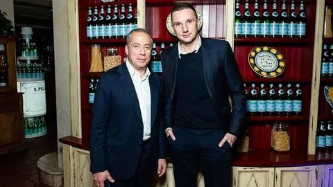 Основатель холдинга Pinskiy Co Антон Пинский сообщил в своем Telegram канале что выкупил часть доли основного владельца Novikov Group Аркадия Новикова в сети кафе с готовой едой Prime Как пишет Коммерсантъ с начала года оборот сегмента готовой еды в денежном выражении увеличился на 32 год к году в натуральном на 17 Однако пик рентабельности по оценкам разных экспертов пришелся на 2010 годы поскольку конкуренция в этом сегменте только нарастает и трафик в Prime сокращается