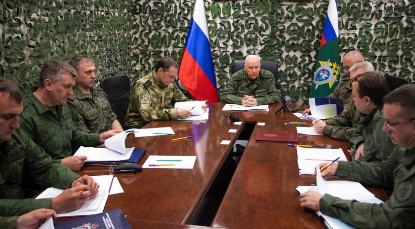  Следственный комитет России с 2014 года возбудил около 7,2 тыс. уголовных дел о преступлениях, совершенных вооруженными формированиями Украины, жертвами которых стали более семи тыс. человек, в том числе 218 детей. Как сообщила пресс-служба СКР, эти цифры прозвучали на оперативном совещании в Луганске, которое провел председатель Следкома Александр Бастрыкин. «СКР с 2014 года расследует уголовные дела о преступлениях против мира и безопасности человечества, совершенных представителями киевского режима. За истекший период возбуждено около 7 200 дел, по материалам которых общее количество жертв более 25 тыс. мирных жителей, из них свыше семи тыс. погибших, в том числе 218 несовершеннолетних», — говорится в сообщении. В ведомстве отметили, что в настоящее время завершено расследование уголовных дел в отношении 626 лиц.