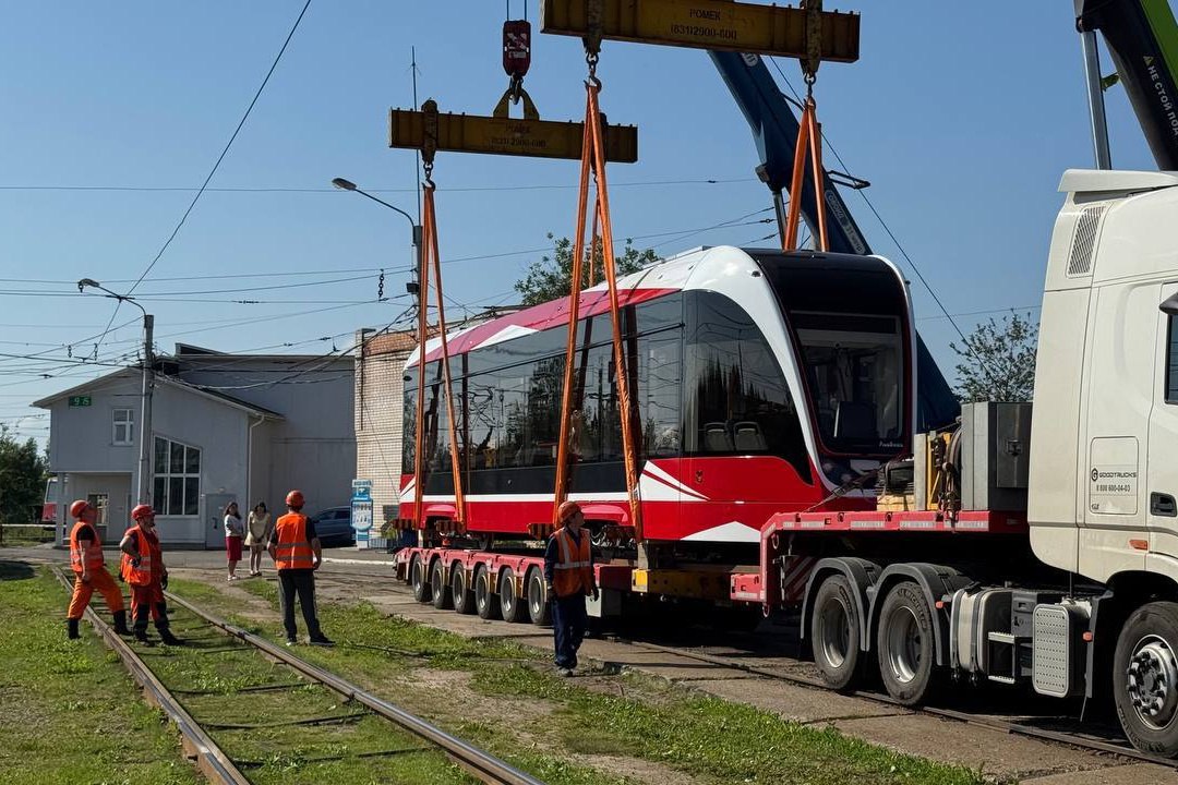 Еще два новых трамвая прибыли в Череповец Это уже вторая партия новой техники, поступившая в город в выходные, сообщает губернатор Вологодской области Георгий Филимонов. Первые два трамвая прибыли в прошлую пятницу. Глава региона напомнил, что парк обновляют в лизинг, 80% стоимости направят из областного бюджета. Всего закупается 12 новых машин. Сейчас трамваи принимает городское предприятие «Электротранс».