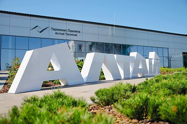 Главгосэкспертиза одобрила удлинение взлетной полосы аэропорта Горно Алтайска Главгосэкспертиза России одобрила проект реконструкции аэропорта Горно Алтайска Взлетно посадочную полосу удлинят с 2 300 до 2 800 м при ширине 42 м что позволит принимать более крупные современные самолеты Об этом сообщает ТАСС со ссылкой на пресс службу ведомства На данном этапе реконструкции аэропорта планируется увеличение габаритов взлетно посадочной полосы Ее длина увеличится до 2 800 метров при ширине 42 метра что позволит безопасно принимать современные воздушные суда различных классов отмечает главный эксперт проекта Дмитрий Братко Кроме того расширят перрон появится больше парковочных мест для самолетов Построят новое здание пожарно спасательной станции с вышкой где разместят пожарную технику помещения для сотрудников и заправку машин Также возведут контрольно пропускной пункт очистные сооружения и другие объекты aviaru net n289934