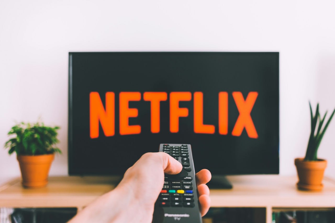 Netflix выпустил руководство по использованию ИИ для партнеров стриминга В компании утверждают что такие технологии должны применяться только в соотвествии с этикой и с уважением к авторским правам Правила запрещают создание цифровых копий актеров и их голосов без явного и документально подтвержденного согласия Введен также запрет на создание фейковых видео диалогов или сцены выдающихся за подлинные В руководстве говорится что кинематографисты должны заранее уведомлять компанию что они собираются использовать ИИ в работе Больше новостей в Daily News