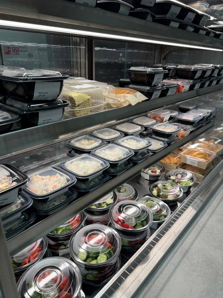 Российский рынок готовой еды стремительно растет и ожидает увеличения объема продаж с 3 8 до 14 трлн руб к 2030 году На фоне сохраняющейся популярности традиционных русских блюд борщ оливье сельдь под шубой набирает силу тренд на азиатскую кухню которая стабильно занимает третье место по популярности во всех регионах Продажи азиатских готовых блюд за год выросли на 10 40 Основными потребителями являются молодые люди до 35 лет увлеченные азиатской культурой а также россияне побывавшие в странах Азии и желающие повторить гастрономические впечатления Помимо привычных суши и роллов популярность набирают рамен том ям фо бо и вок Ритейлеры активно реагируют на спрос открывая в магазинах точки самообслуживания например раменные где покупатель может быстро и недорого приготовить себе блюдо