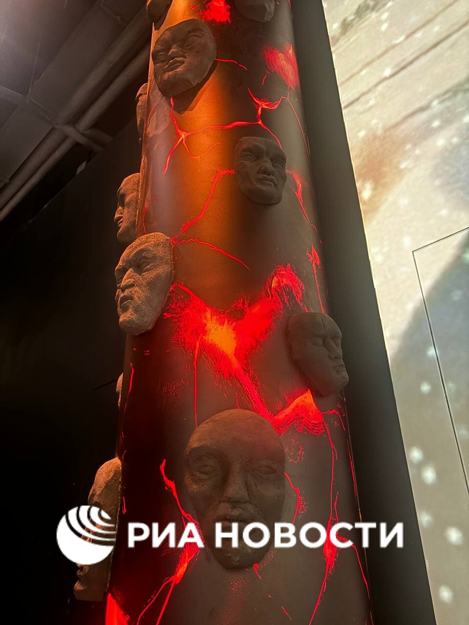 Музей христианства открыли в Севастополе, передает корреспондент РИА Новости. Первая экспозиция получила название "Крестный отец", она посвящена князю Владимиру и состоит из 7 выставочных залов. Центральная часть экспозиции – показ одноименного фильма-путешествия, посвященного Крещению Руси. Расположен музей в музейно-храмовом комплексе "Новый Херсонес" на фото слева снизу . / Все наши каналы