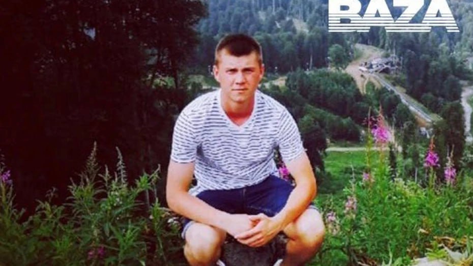 Фигурант дела об убийстве директора лискинского трубопрокатного завода заявил о своей невиновности Фигурант дела об убийстве бывшего исполнительного директора предприятия АО Лискимонтажконструкция Андрей Дегтярев заявил что его обманом втянули в историю По информации Baza на допросе Андрей Дегтярев заявил что давно хотел оказаться в рядах МВД и получил от товарища начальника отдела полиции ОМВД России по Лискинскому району Дмитрия Колтунова предложение принять участие в секретной операции Осужденный рассказал что Колтунов попросил его помочь задержать преступника а взамен пообещал награду которая приблизит трудоустройство По словам Андрея Дегтярева он помог выследить и задержать злодея После Дмитрий Колтунов отправил товарища погулять по городу а сам при этом остался наедине с преступником Через несколько часов они вновь встретились силовик был избит и велел Андрею Дегтяреву сжечь одежду Сначала следователи считали Андрея Дегтярева одним из киллеров Но проверив его версию событий убедились что на момент расправы он был в другом месте Обвинение в убийстве сняли теперь его обвиняют в похищении Подписывайтесь на канал РИА Воронеж в Max