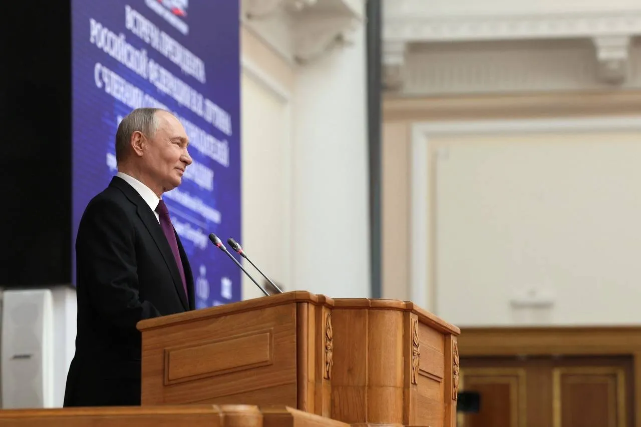 В ходе основного дня работы Совета законодателей РФ с федеральными и региональными парламентариями встретился Президент России Владимир Путин Встреча состоялась в Думском зале Таврического дворца Санкт Петербурга где собрались члены верхней и нижней палат российского парламента руководители представительных органов субъектов в числе которых был председатель ЗСК Юрий Бурлачко Глава государства поздравил участников мероприятия с Днем российского парламентаризма и призвал уважать опыт первых российских парламентариев Опыт первых российских парламентариев заслуживает нашего уважения и благодарности изучения научного политического философского осмысления Многие ваши предшественники искренне верили в силу своих патриотических убеждений преданно служили Отечеству горячо усердно и неравнодушно отстаивали интересы народа действительно стремились к процветанию Родины сказал Владимир Путин Лидер страны отметил также устойчивость политической системы Наша политическая система все ветви и уровни власти включая парламентские институты доказали свою прочность и устойчивость подлинную суверенность готовность бороться за жизненно важные интересы Отечества На давление угрозы на откровенно агрессивные выпады против России наш народ ответил сплоченностью и твердостью а государство быстрым принятием решений в том числе и на законодательном уровне Это очень важно подчеркнул Президент Итоги встречи с российским лидером прокомментировал председатель ЗСК Юрий Бурлачко Безусловно ключевым событием сегодняшнего дня стала встреча Президента России Владимира Владимировича Путина с членами Совета законодателей Выступление главы государства четкая программа действий как для органов исполнительной власти так и для нас парламентариев Мы услышали четкие посылы что наше законодательство должно быть гибким динамичным прогрессивным устремленным в будущее Главный тезис законодательный процесс должен быть нацеленным не только на адаптацию к нынешним вызовам и рискам но и быть системным и творческим При этом не следует зацикливаться только на запретах ограничениях выработке новых мер наказания для нарушителей Излишние барьеры тормозят развитие Именно этими подходами мы будем руководствоваться в дальнейшей работе на благо укрепления наших регионов процветания нашей страны отметил Юрий Бурлачко